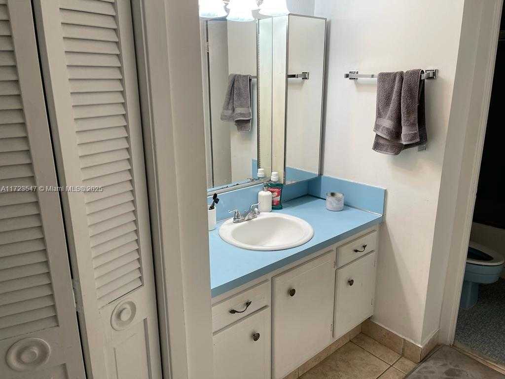Small Image of 18071 Biscayne Blvd, Aventura, FL 33160, USA Number 9