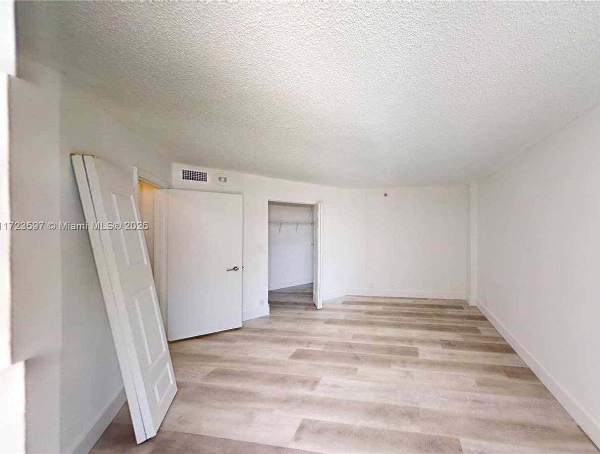 Small Image of 6767 COLLINS AVE #1402, Miami Beach Number 5