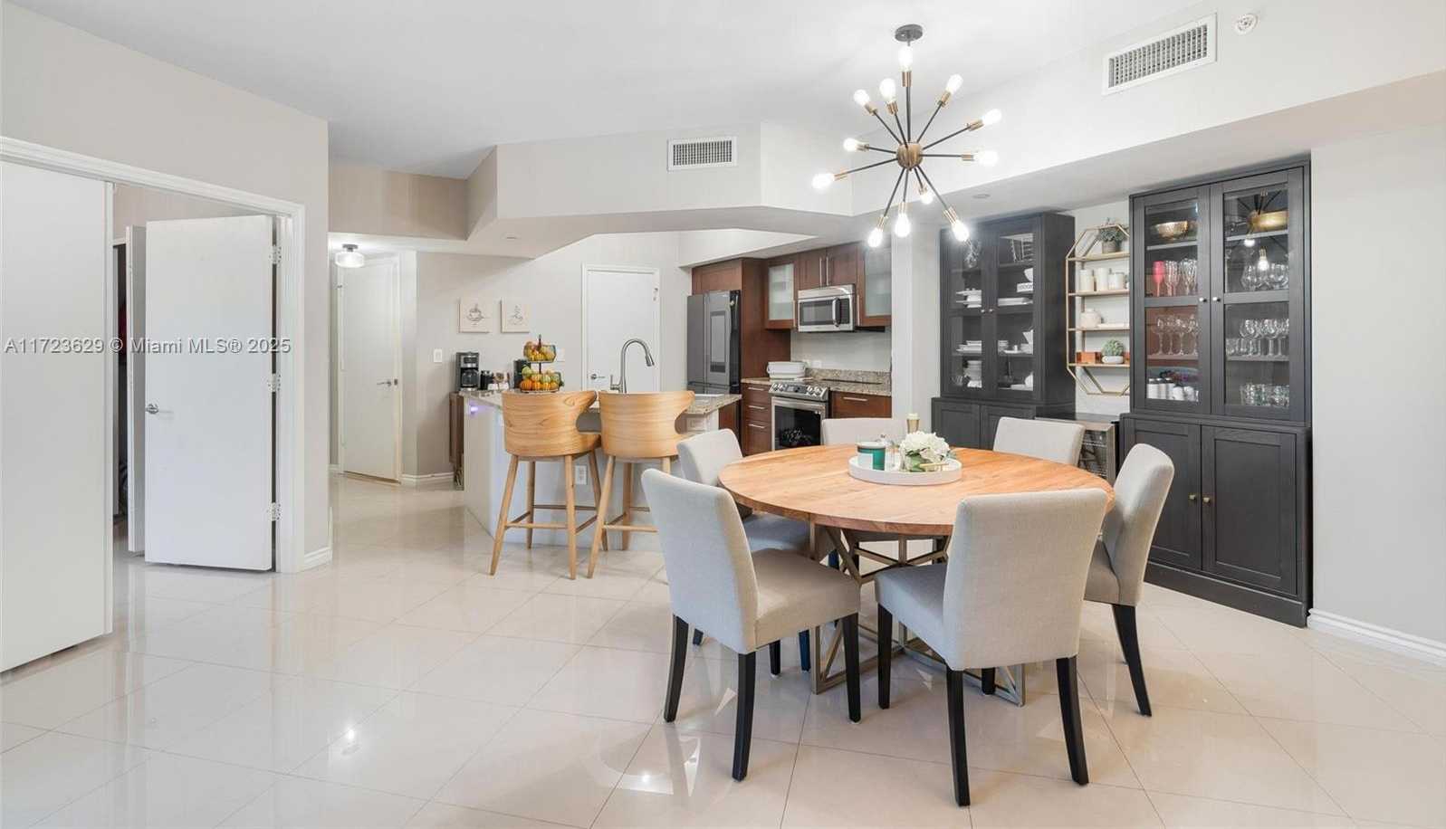 Small Image of 20000 E Country Club Dr, Aventura, FL 33180, USA Number 10