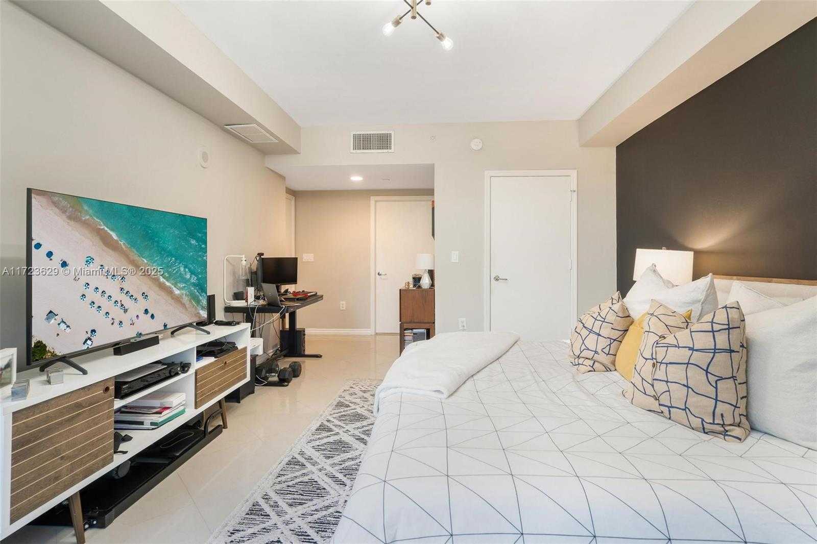 Small Image of 20000 E Country Club Dr, Aventura, FL 33180, USA Number 18