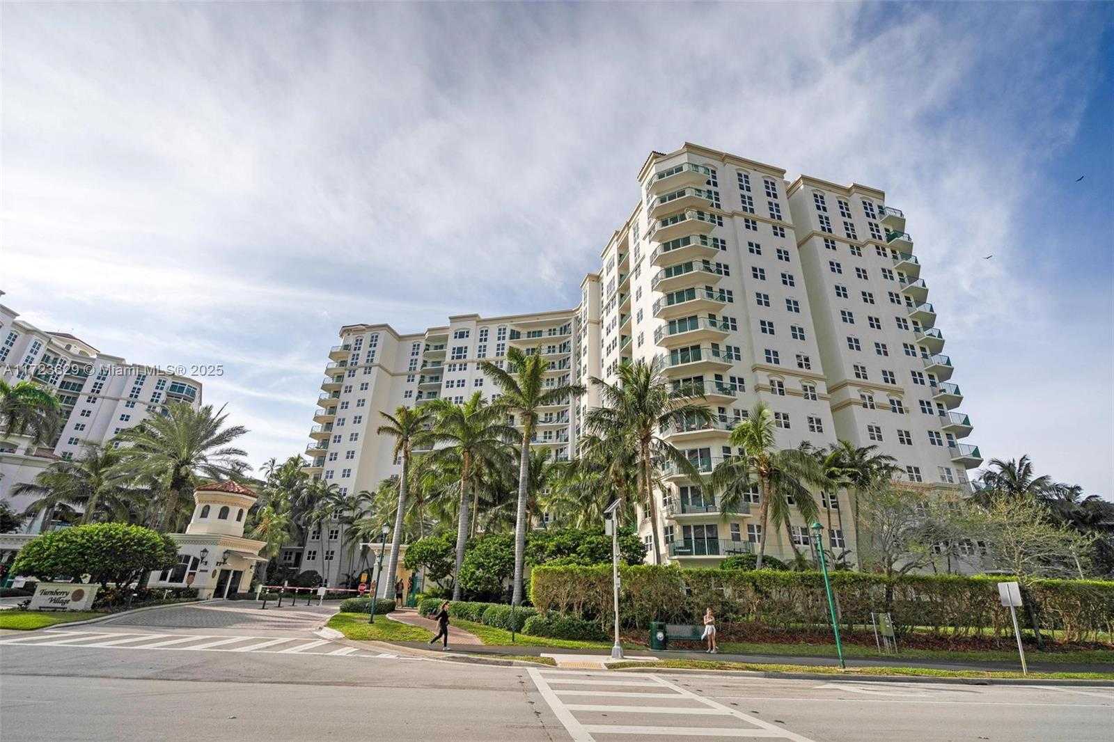 Small Image of 20000 E Country Club Dr, Aventura, FL 33180, USA Number 2