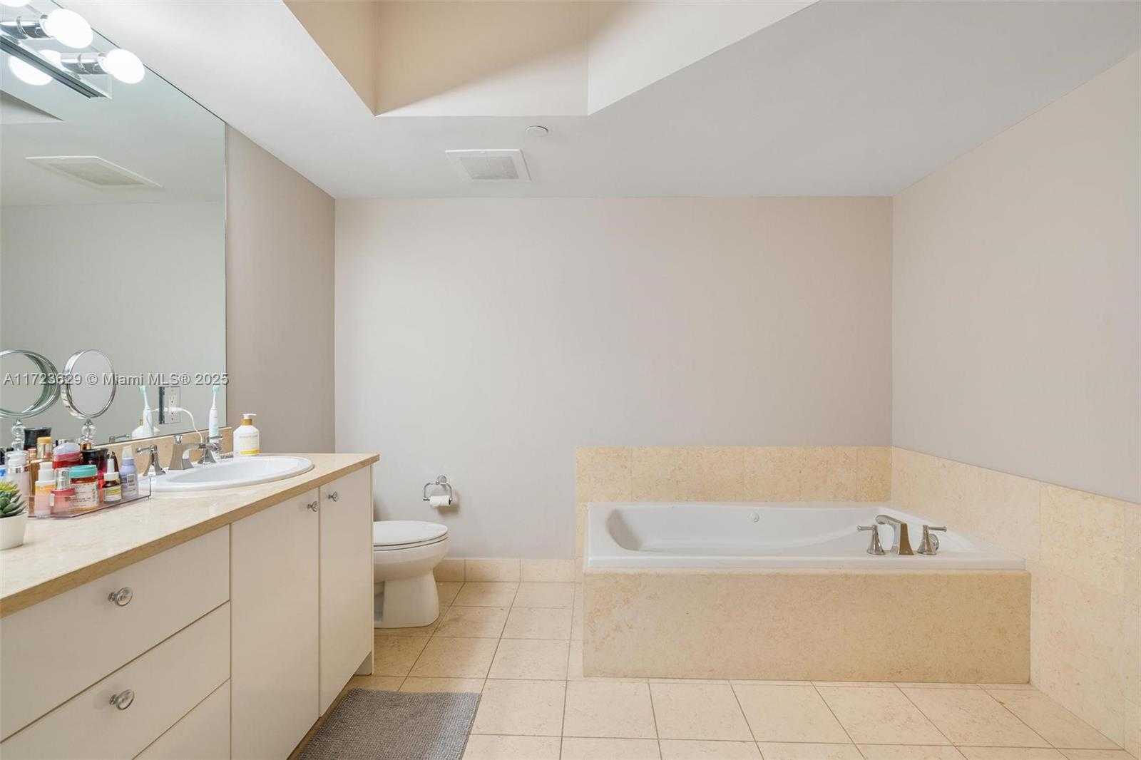Small Image of 20000 E Country Club Dr, Aventura, FL 33180, USA Number 22