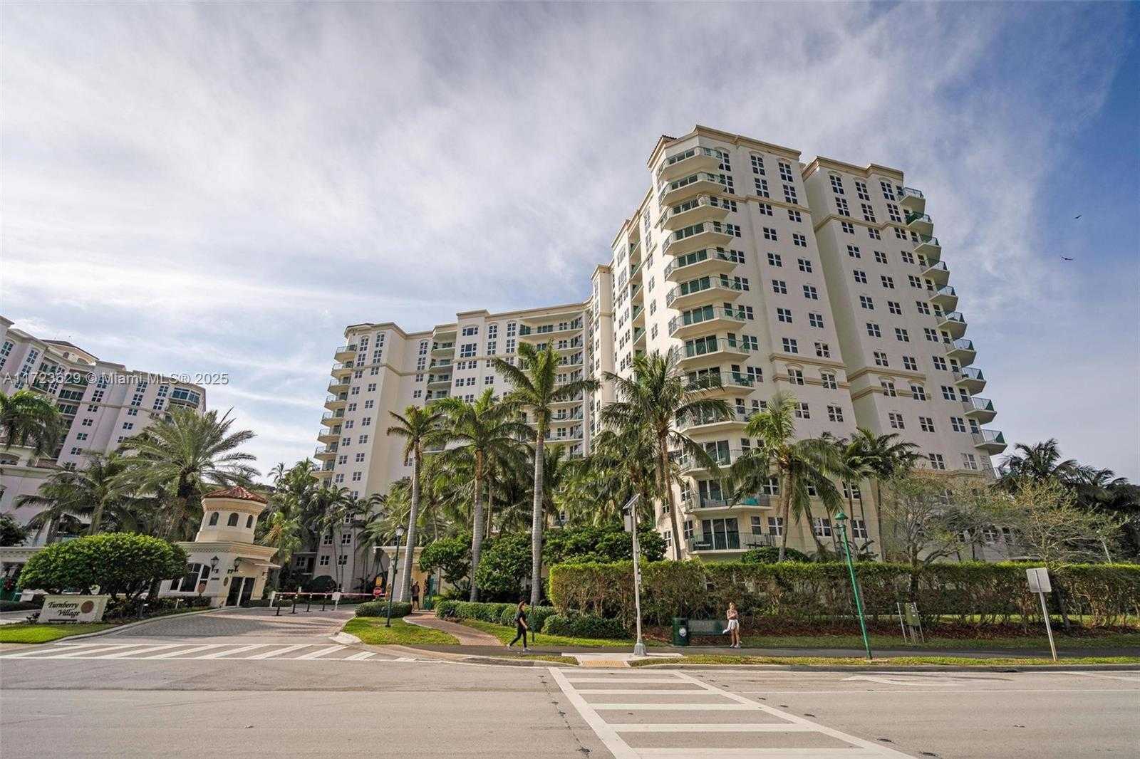 Small Image of 20000 E Country Club Dr, Aventura, FL 33180, USA Number 3