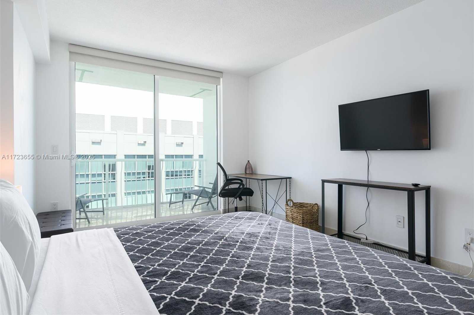 Small Image of 1200 BRICKELL BAY DR #4314, Miami Number 5