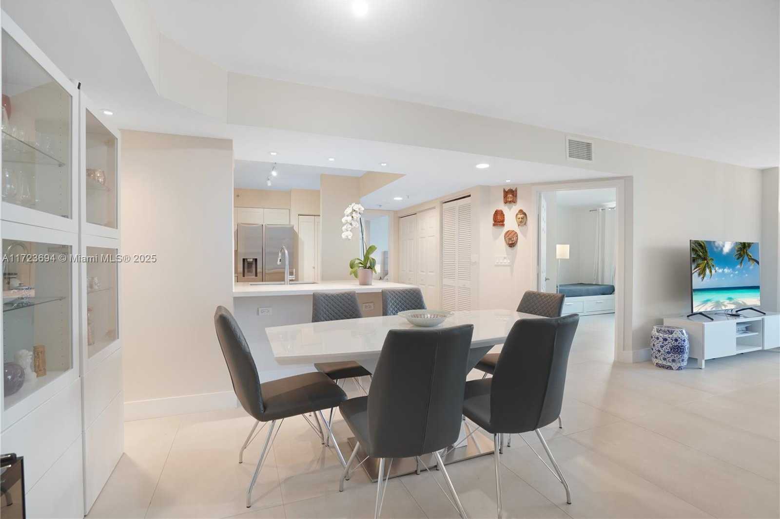 Small Image of 1155 BRICKELL BAY DR #704, Miami Number 17