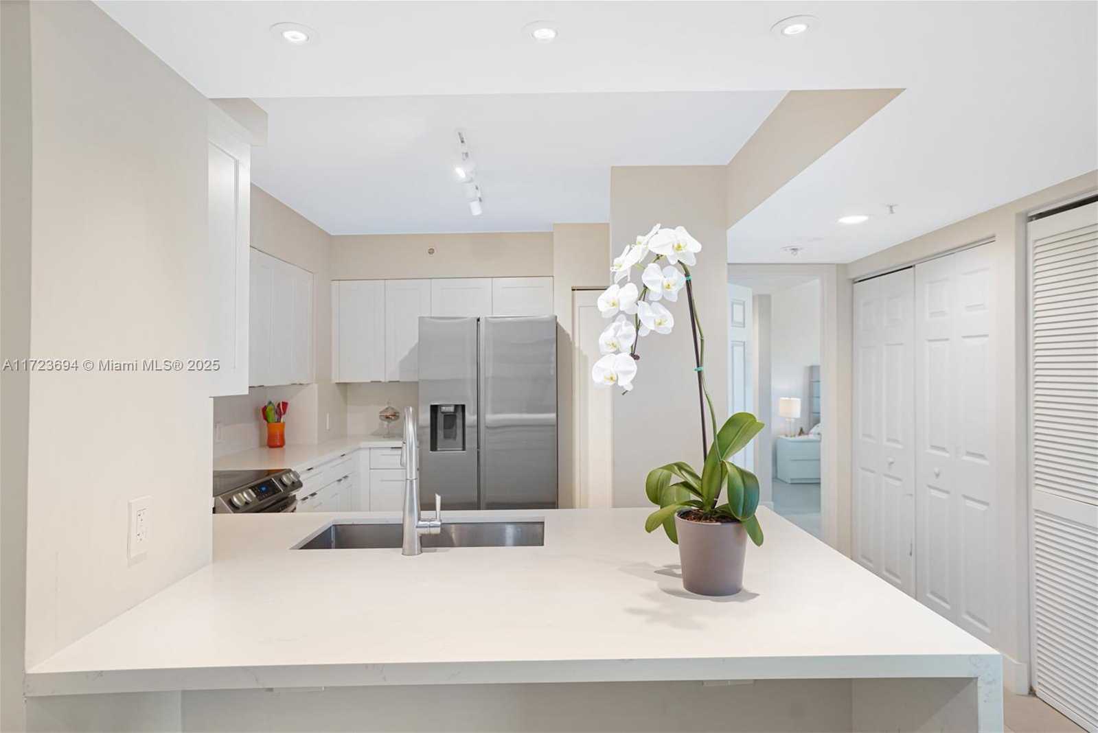 Small Image of 1155 BRICKELL BAY DR #704, Miami Number 18