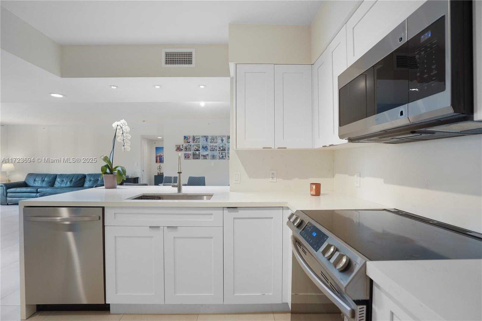 Small Image of 1155 BRICKELL BAY DR #704, Miami Number 24