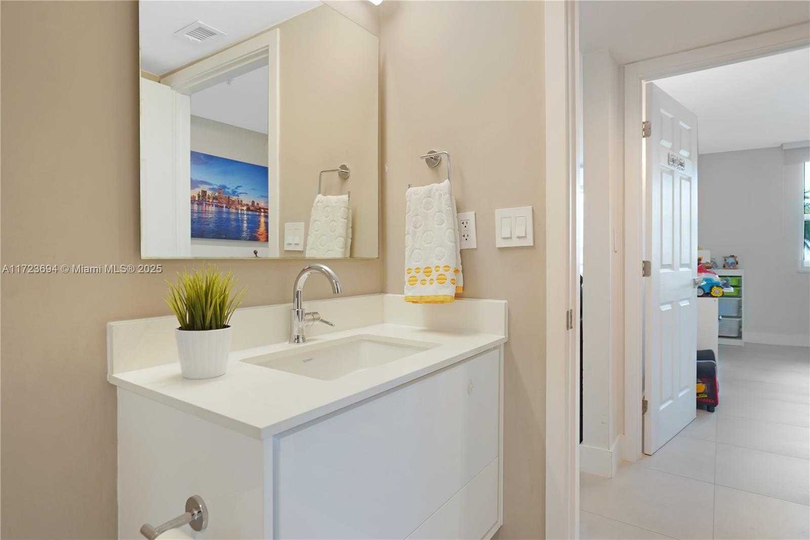 Small Image of 1155 BRICKELL BAY DR #704, Miami Number 39