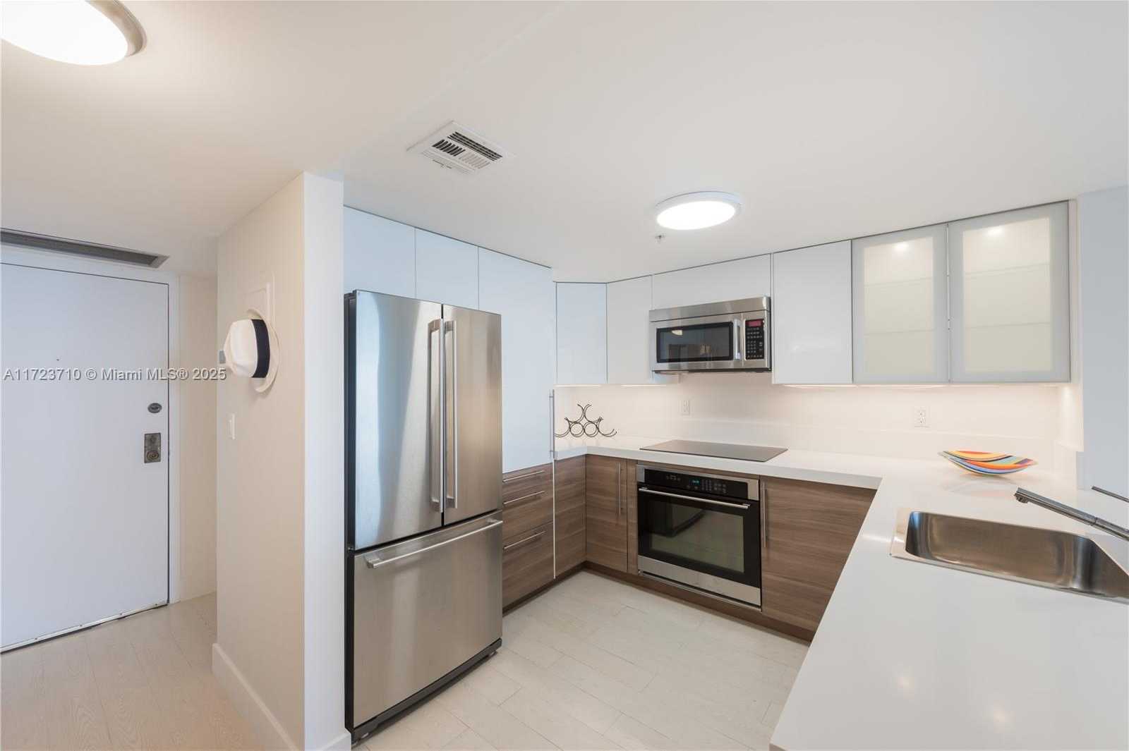 Small Image of 2555 COLLINS AVE #2105, Miami Beach Number 12