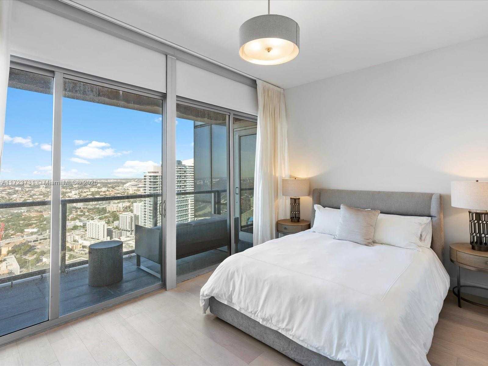 Small Image of 1425 BRICKELL AVE #52BC, Miami Number 43