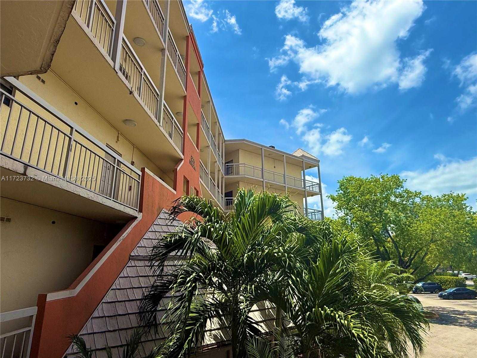 Small Image of 8290 LAKE DR #235, Doral Number 10