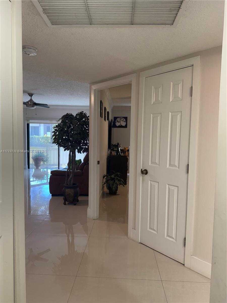 Small Image of 8290 LAKE DR #235, Doral Number 11