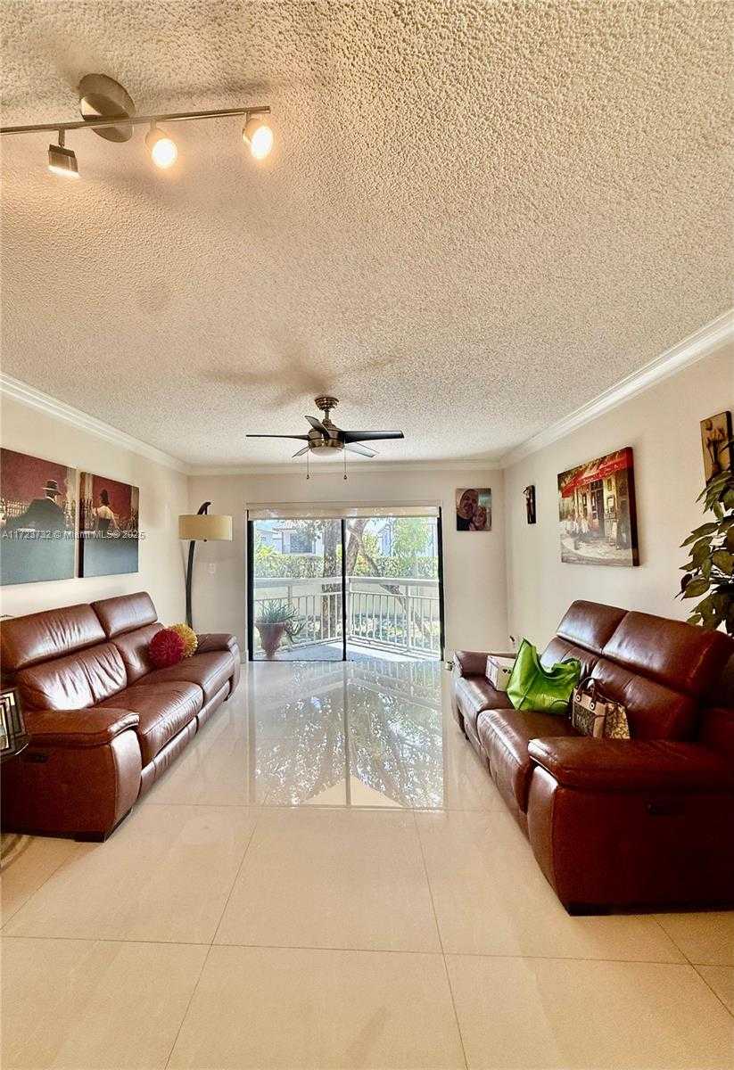 Small Image of 8290 LAKE DR #235, Doral Number 12