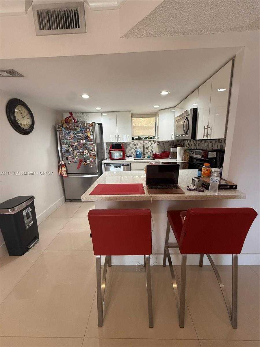 Small Image of 8290 LAKE DR #235, Doral Number 16