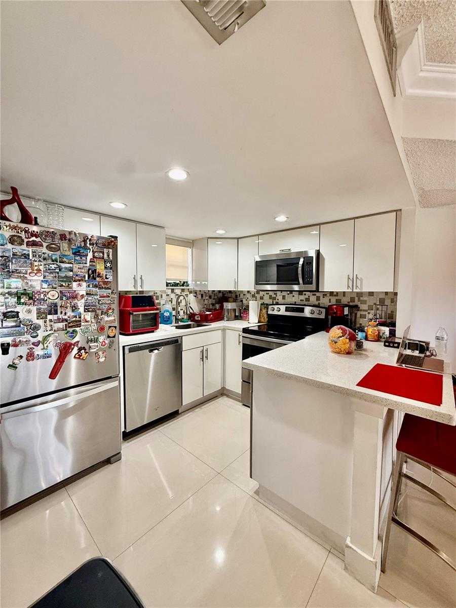 Small Image of 8290 LAKE DR #235, Doral Number 17