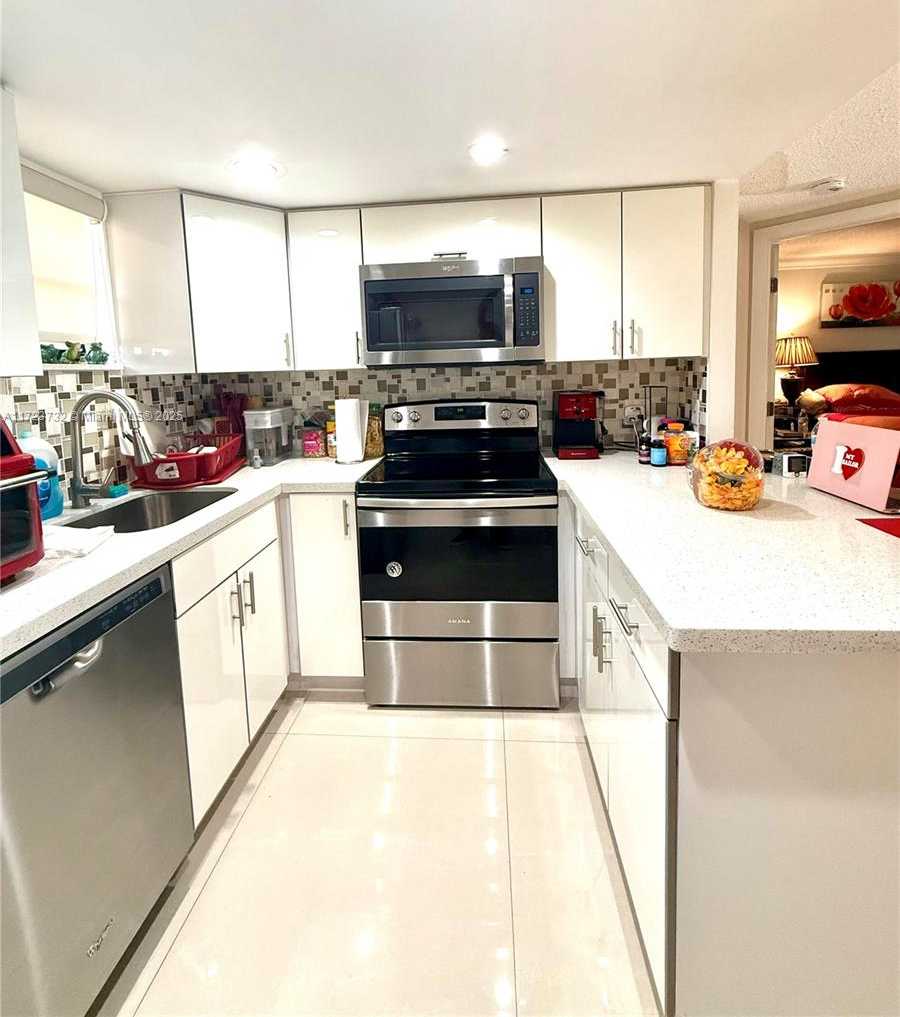 Small Image of 8290 LAKE DR #235, Doral Number 19