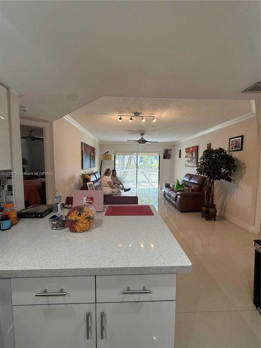 Small Image of 8290 LAKE DR #235, Doral Number 20