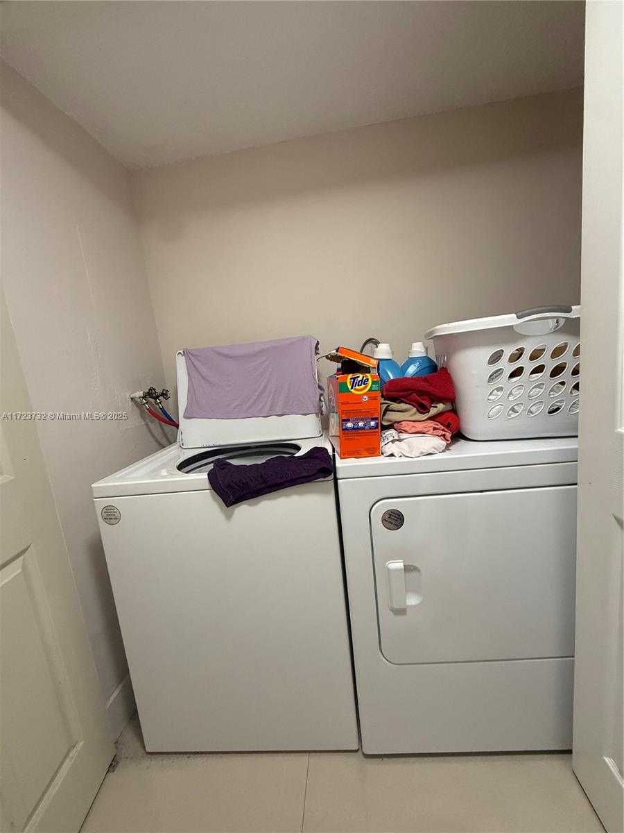 Small Image of 8290 LAKE DR #235, Doral Number 21