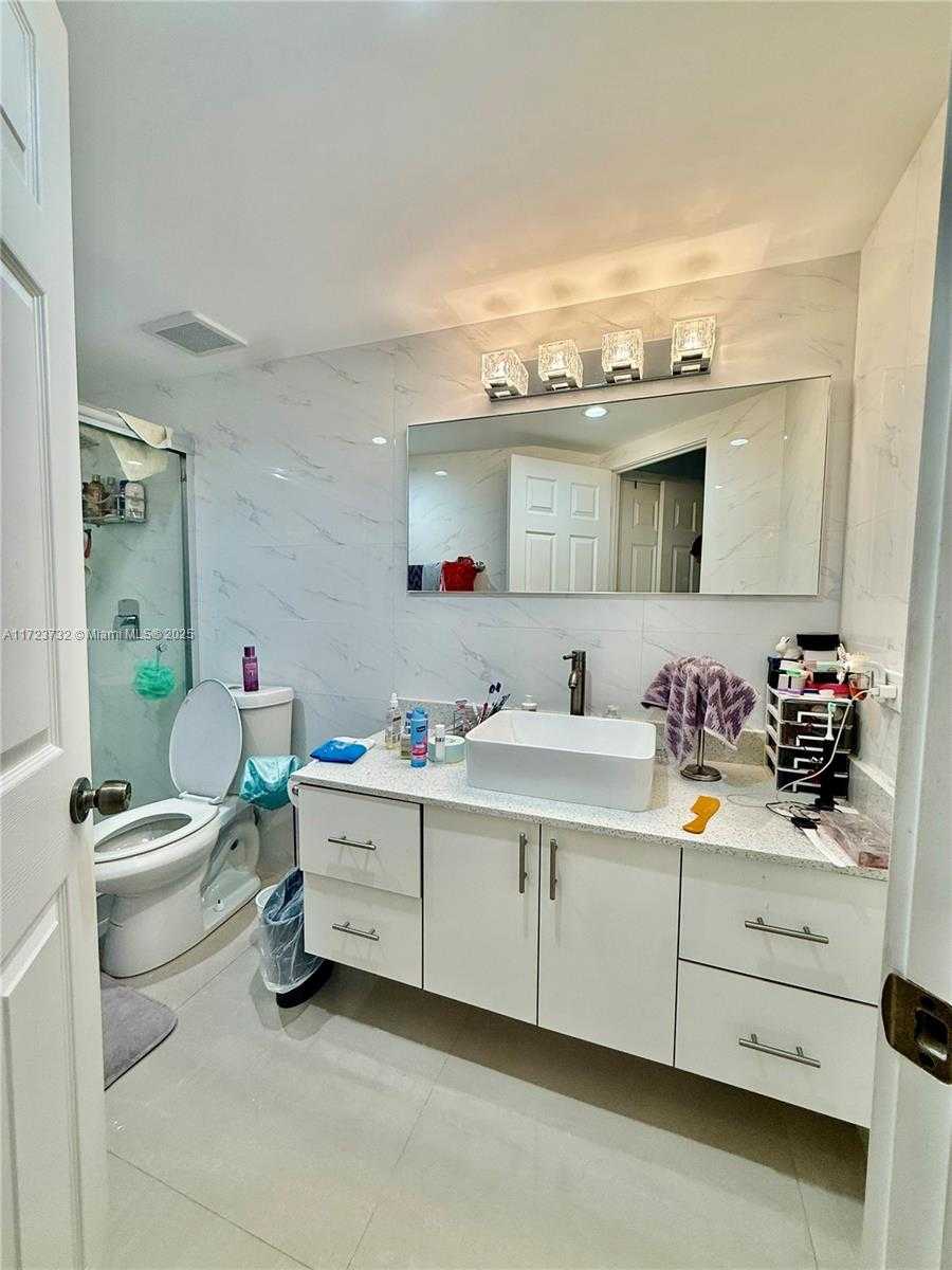 Small Image of 8290 LAKE DR #235, Doral Number 23