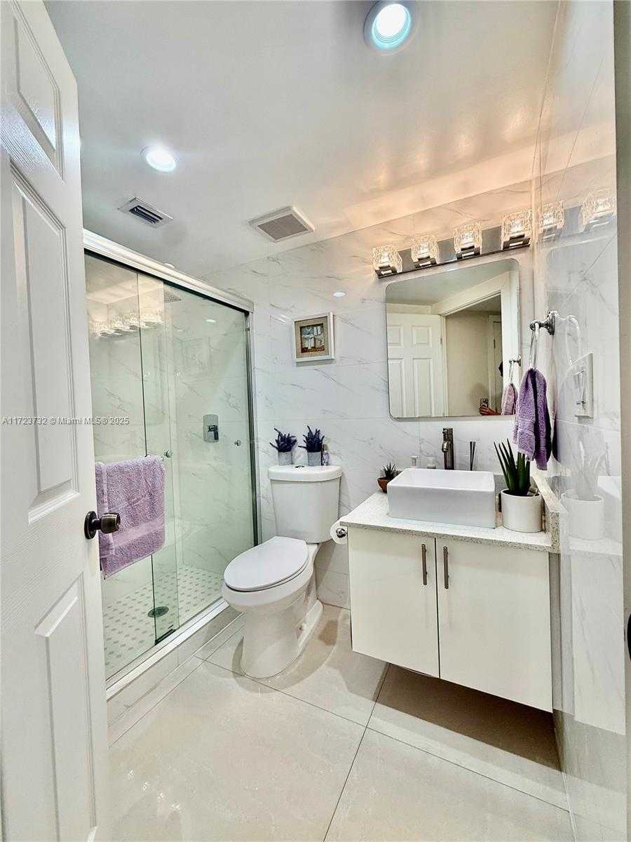 Small Image of 8290 LAKE DR #235, Doral Number 26