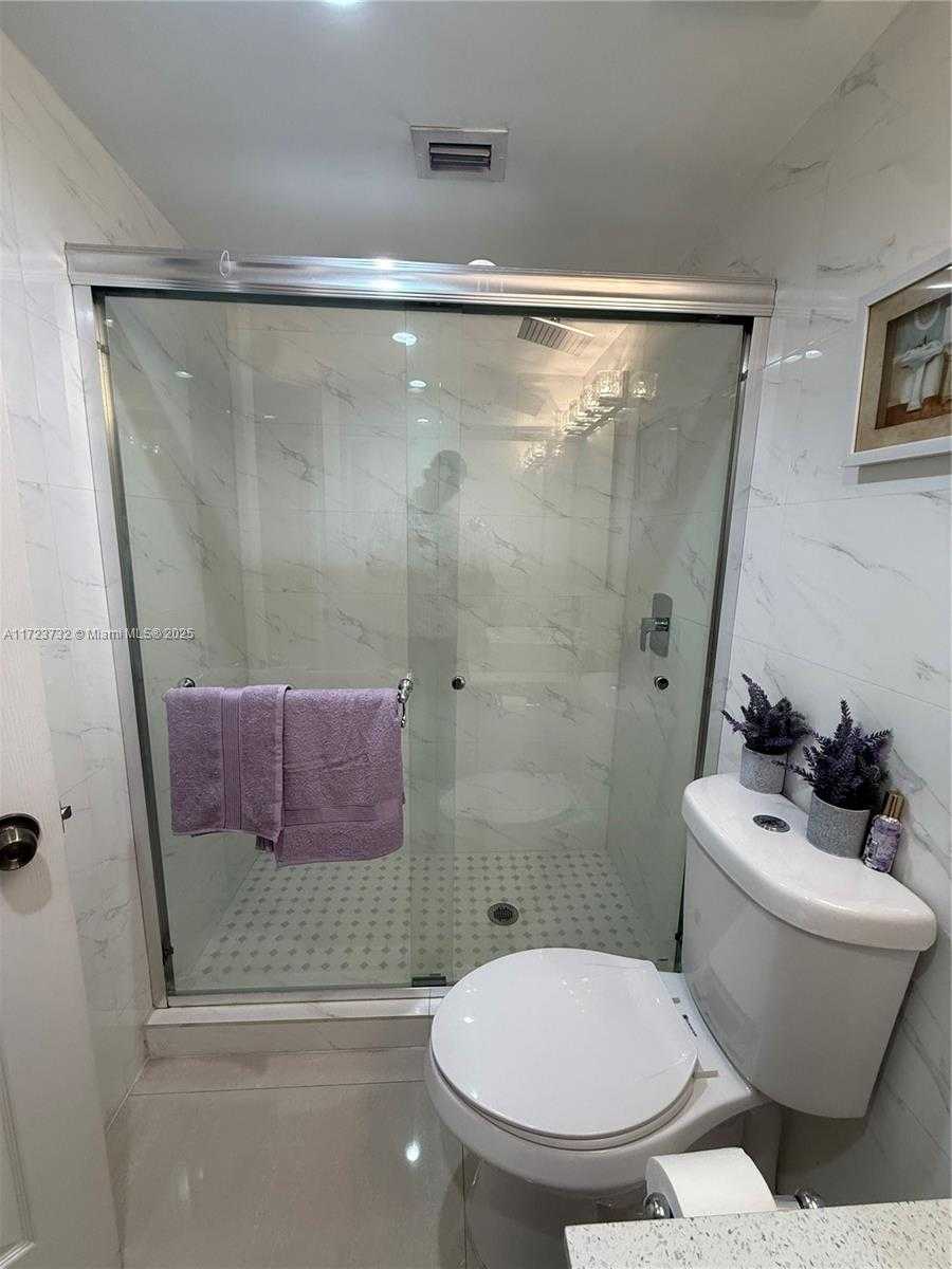 Small Image of 8290 LAKE DR #235, Doral Number 27