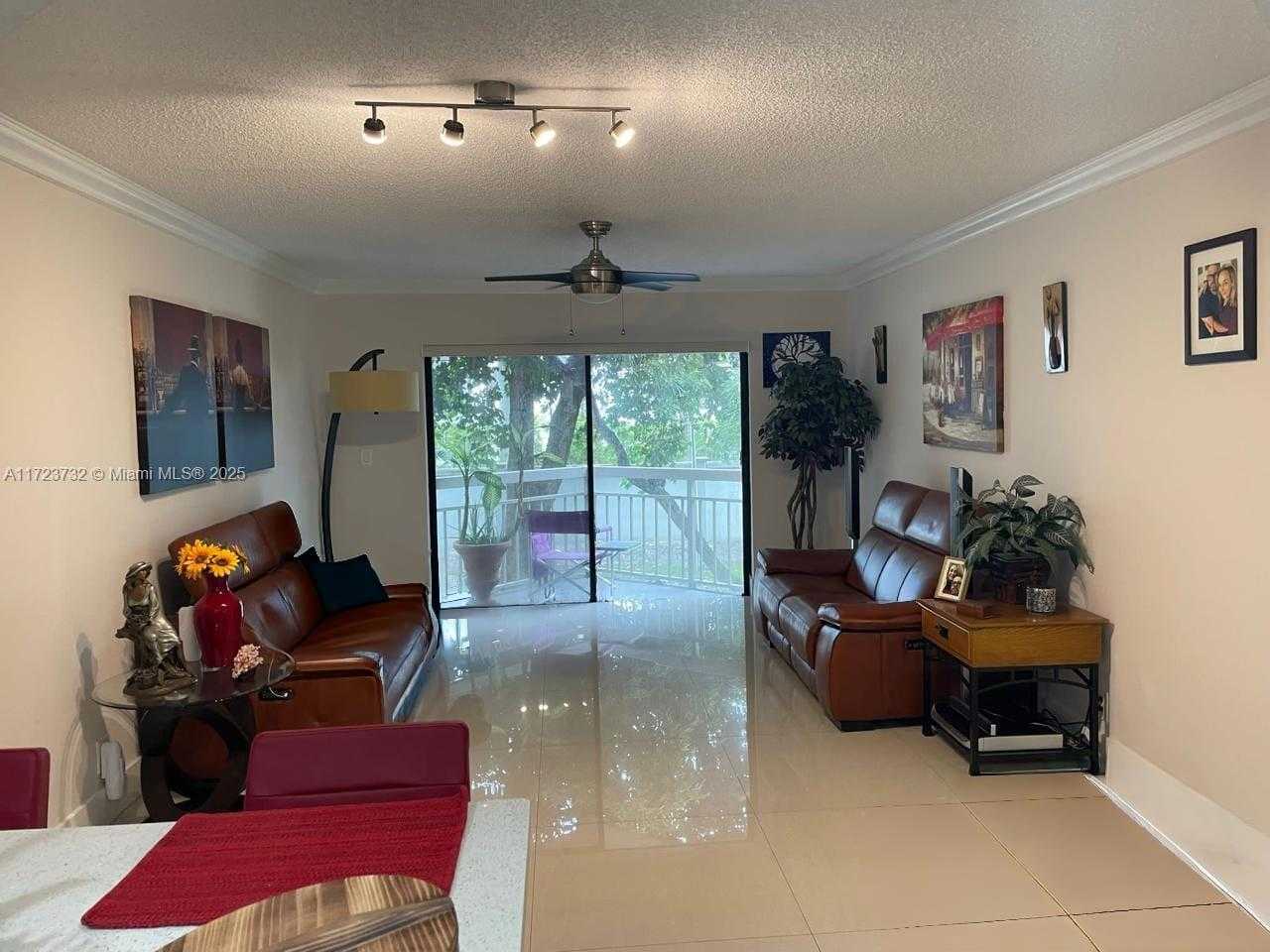 Small Image of 8290 LAKE DR #235, Doral Number 6