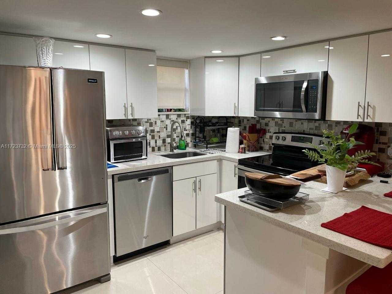 Small Image of 8290 LAKE DR #235, Doral Number 7