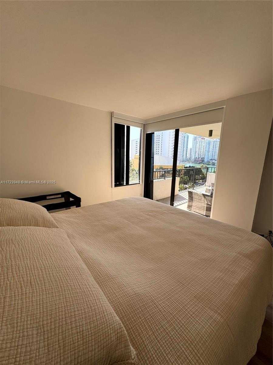 Small Image of 520 BRICKELL KEY DR #A913, Miami Number 25