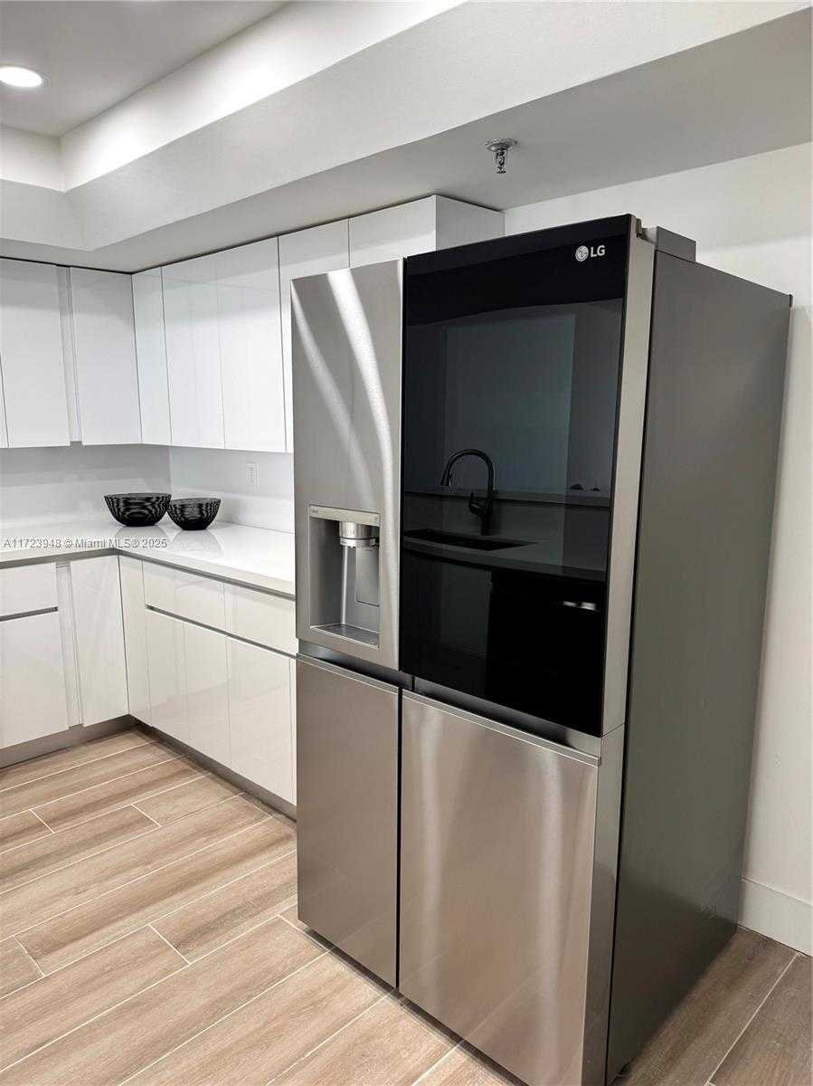 Small Image of 520 BRICKELL KEY DR #A913, Miami Number 3
