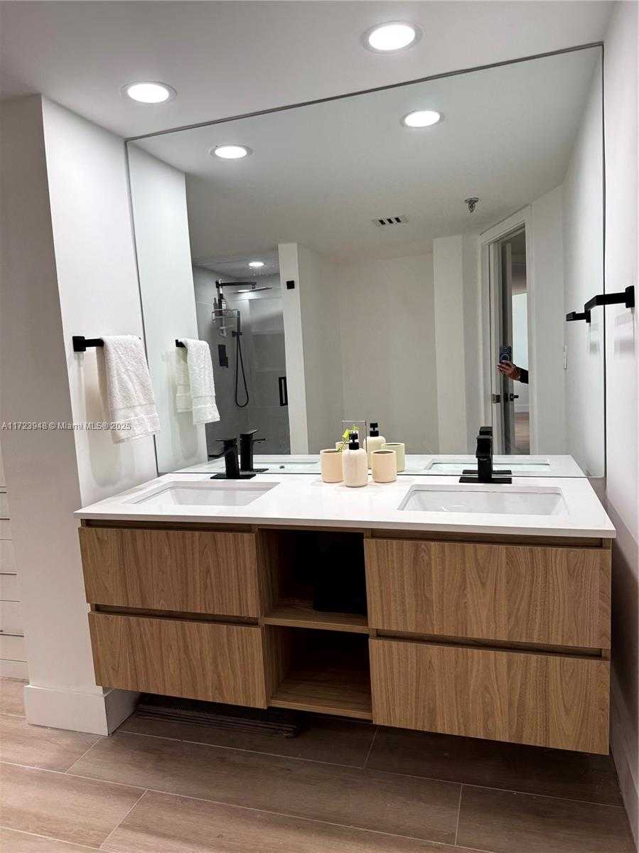 Small Image of 520 BRICKELL KEY DR #A913, Miami Number 47