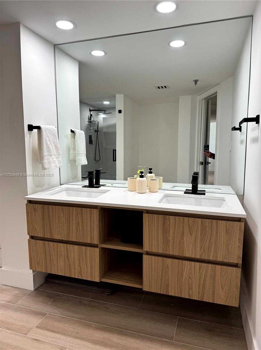 Small Image of 520 BRICKELL KEY DR #A913, Miami Number 48