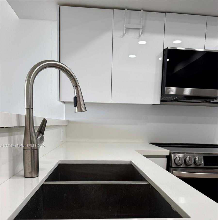Small Image of 520 BRICKELL KEY DR #A913, Miami Number 5
