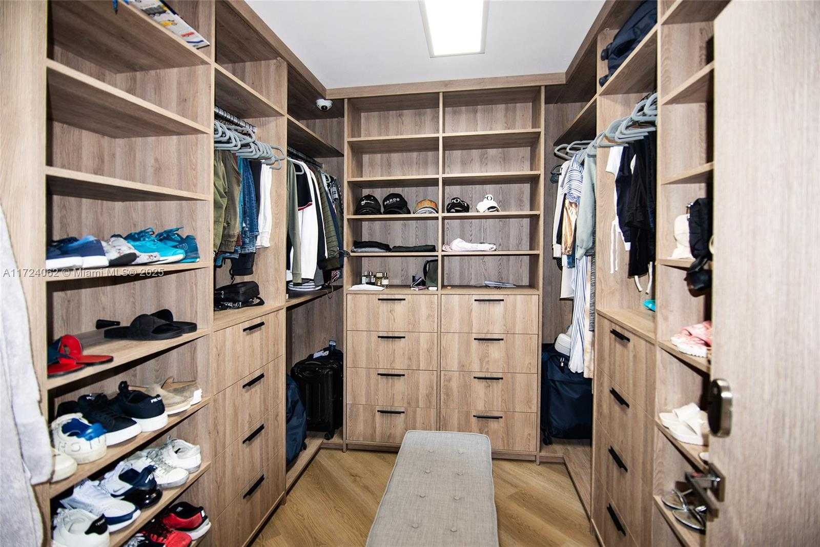Small Image of 2000 ISLAND BLVD #2507, Aventura Number 16