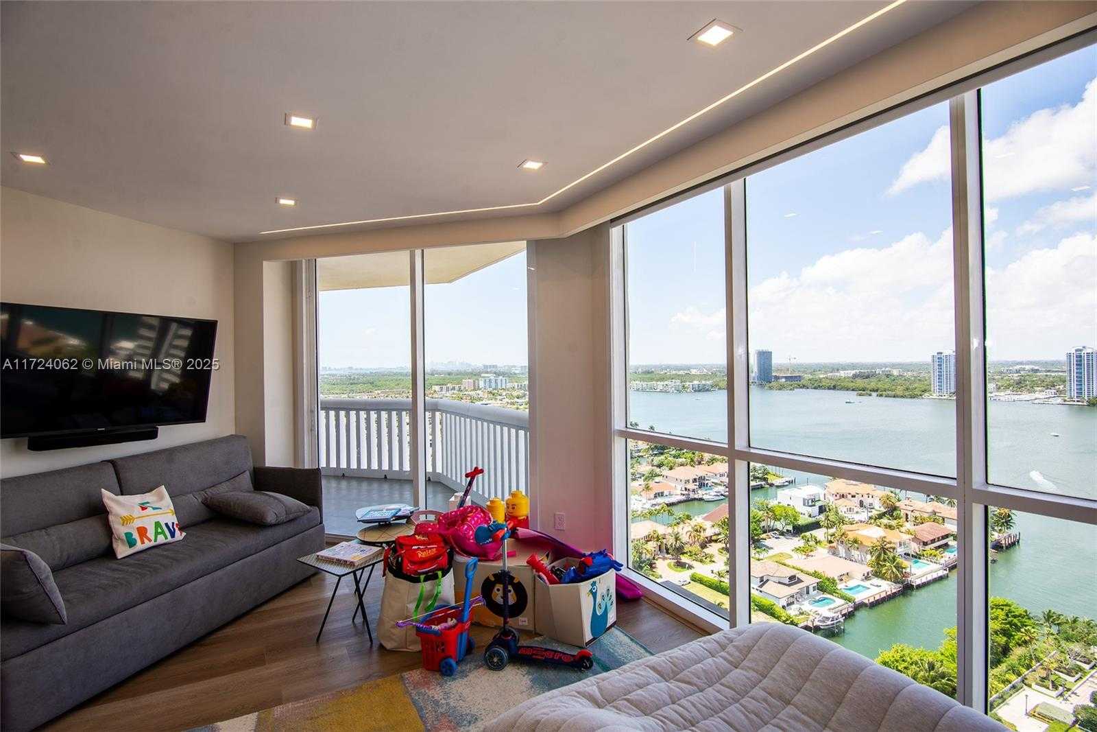 Small Image of 2000 ISLAND BLVD #2507, Aventura Number 24