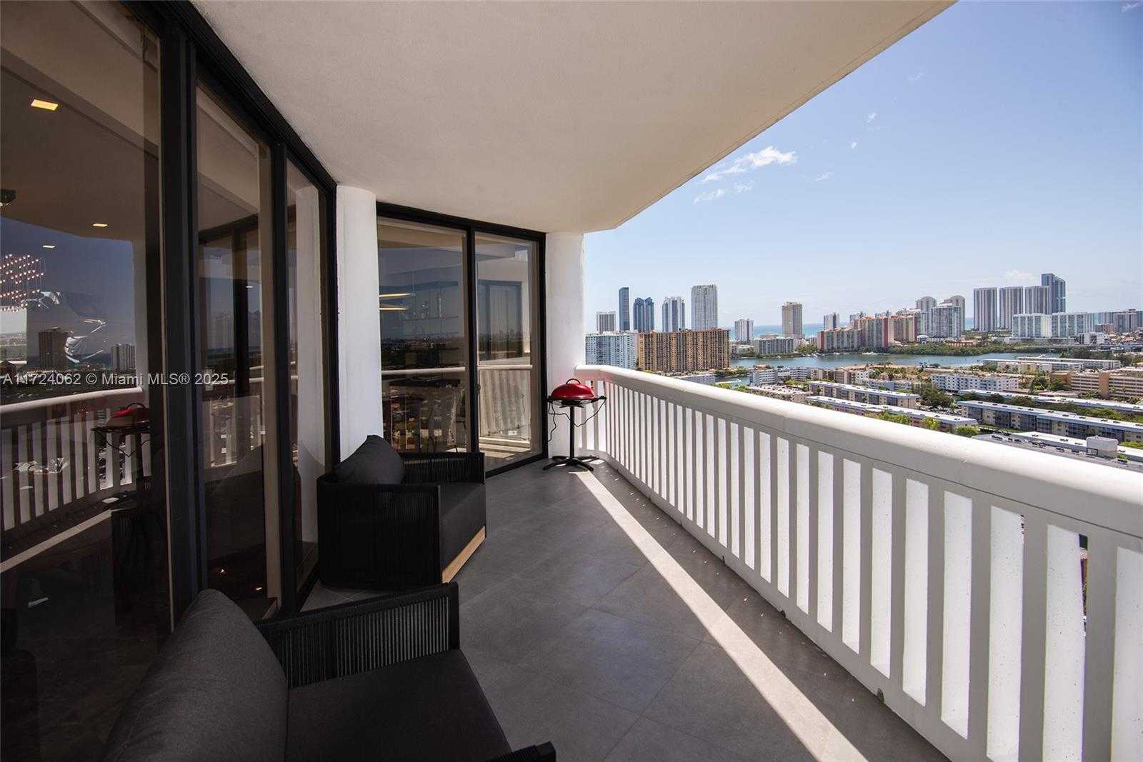 Small Image of 2000 ISLAND BLVD #2507, Aventura Number 3