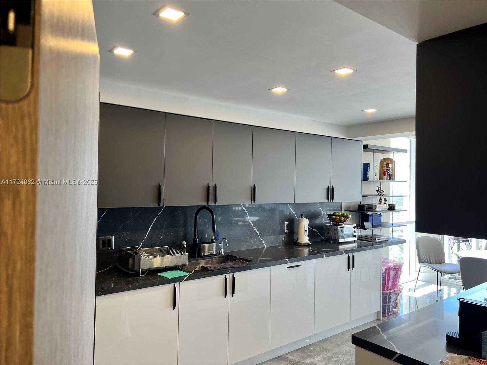 Small Image of 2000 ISLAND BLVD #2507, Aventura Number 30