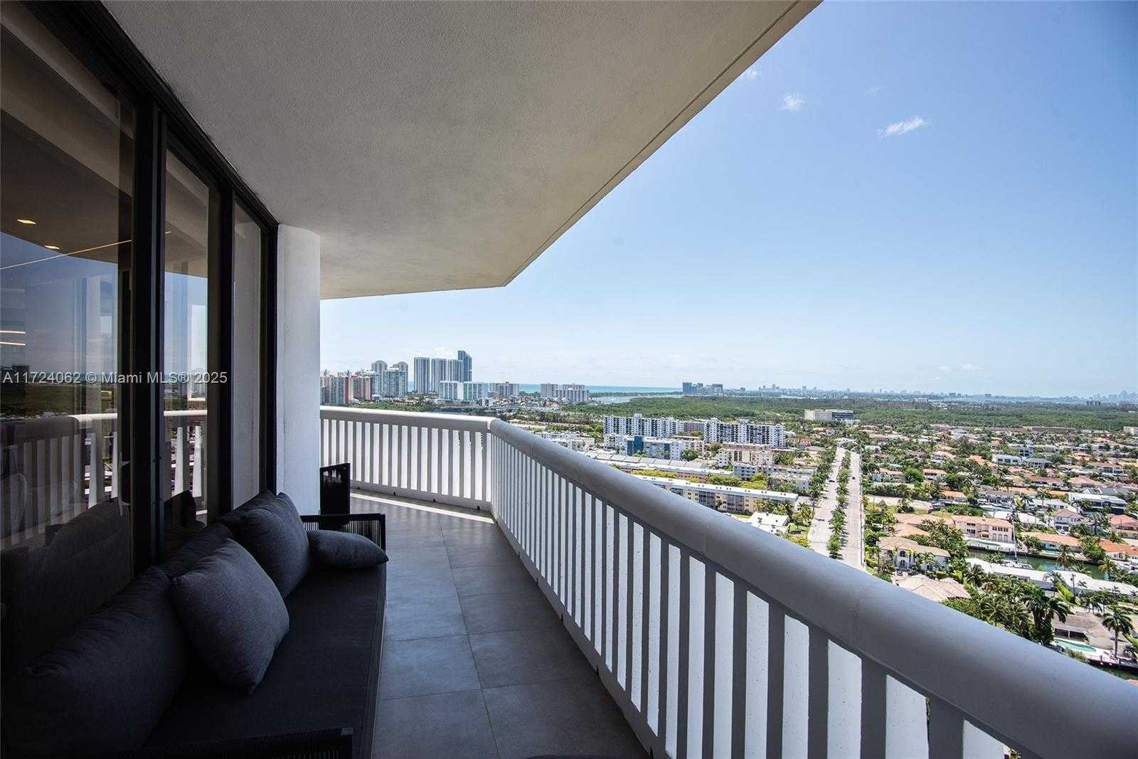Small Image of 2000 ISLAND BLVD #2507, Aventura Number 4
