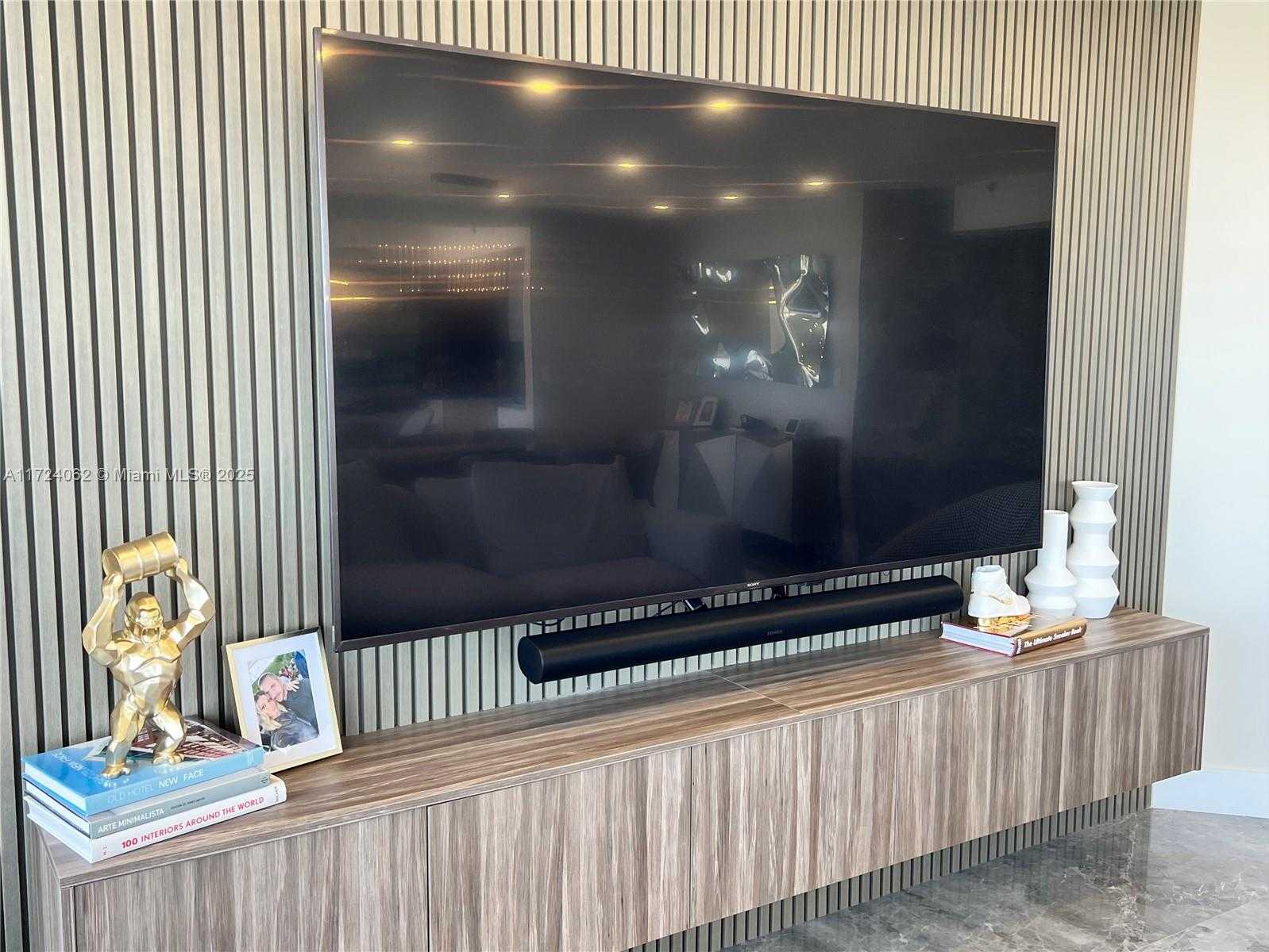 Small Image of 2000 ISLAND BLVD #2507, Aventura Number 42