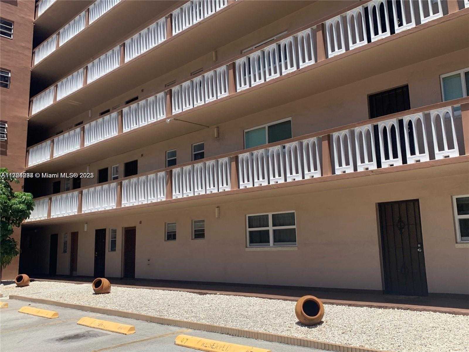 Small Image of 301 #702, Hallandale Beach Number 3