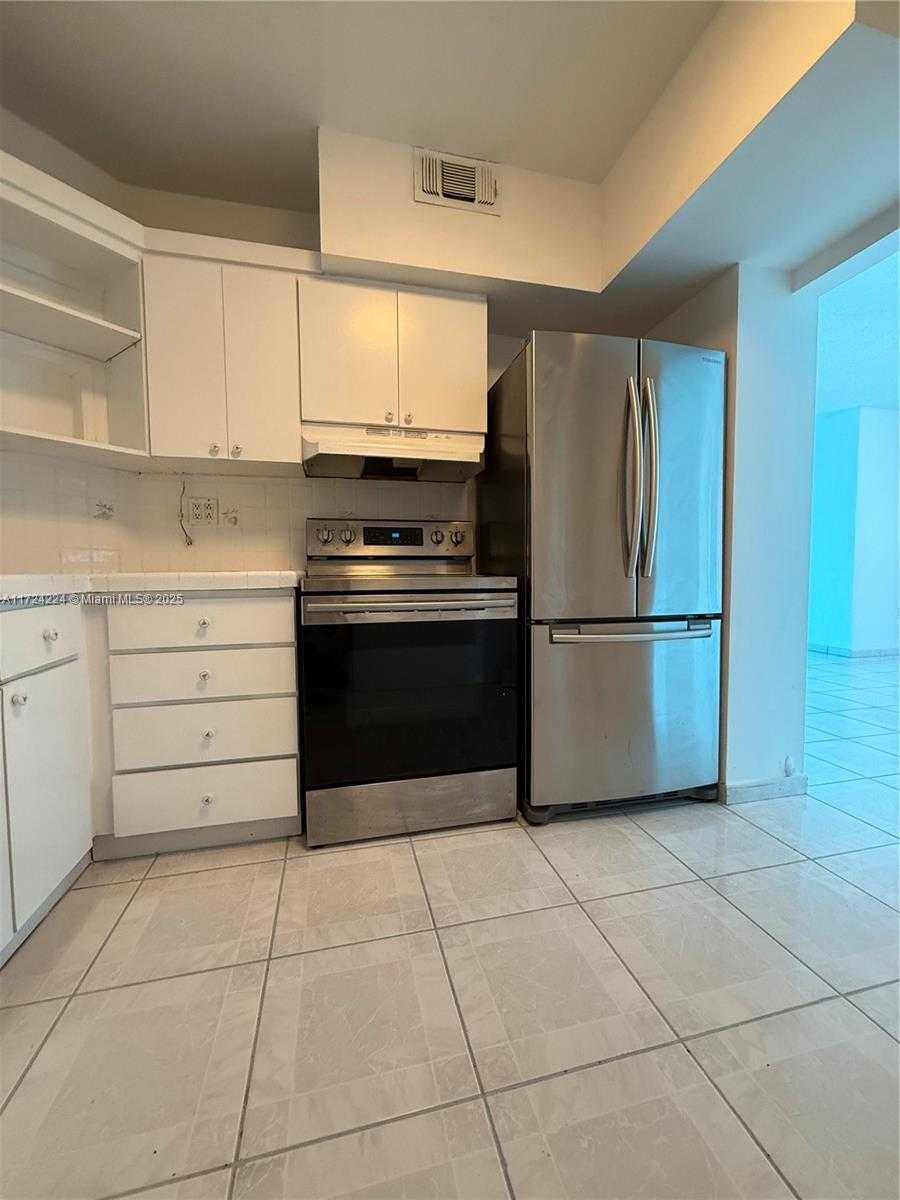 Small Image of 500 BAYVIEW DR #1031, Sunny Isles Beach Number 10
