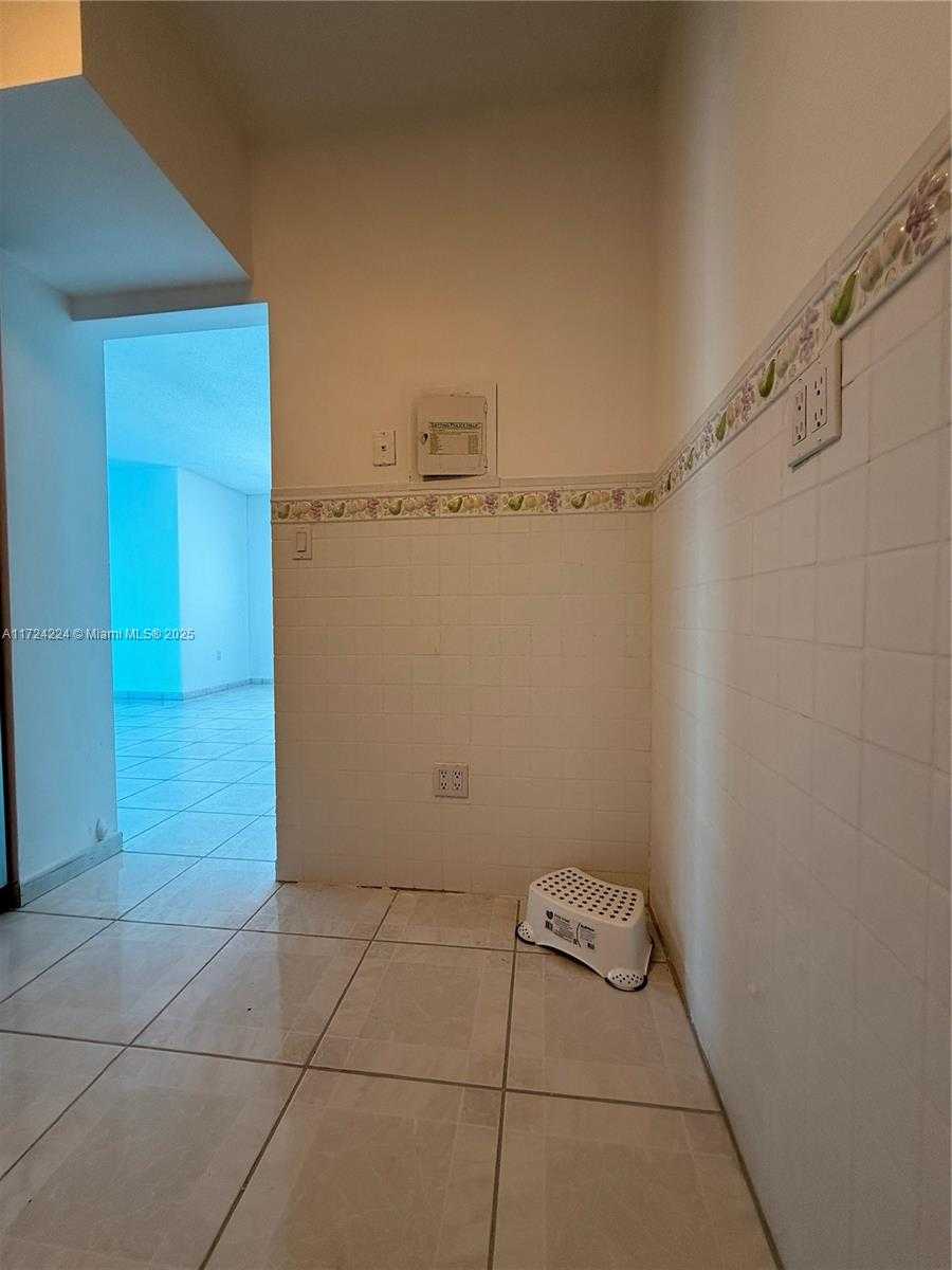 Small Image of 500 BAYVIEW DR #1031, Sunny Isles Beach Number 11