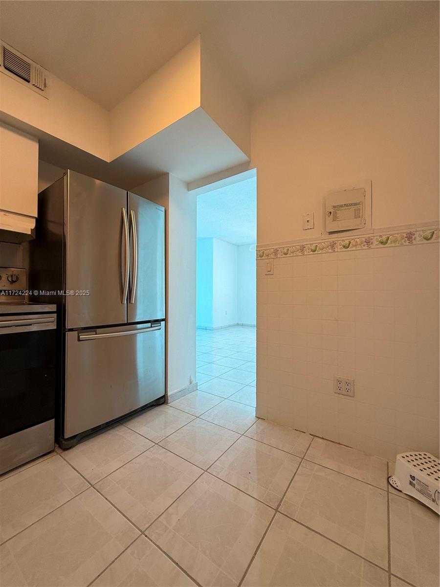 Small Image of 500 BAYVIEW DR #1031, Sunny Isles Beach Number 12