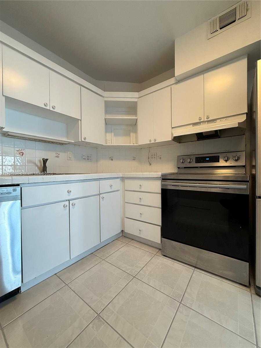 Small Image of 500 BAYVIEW DR #1031, Sunny Isles Beach Number 13