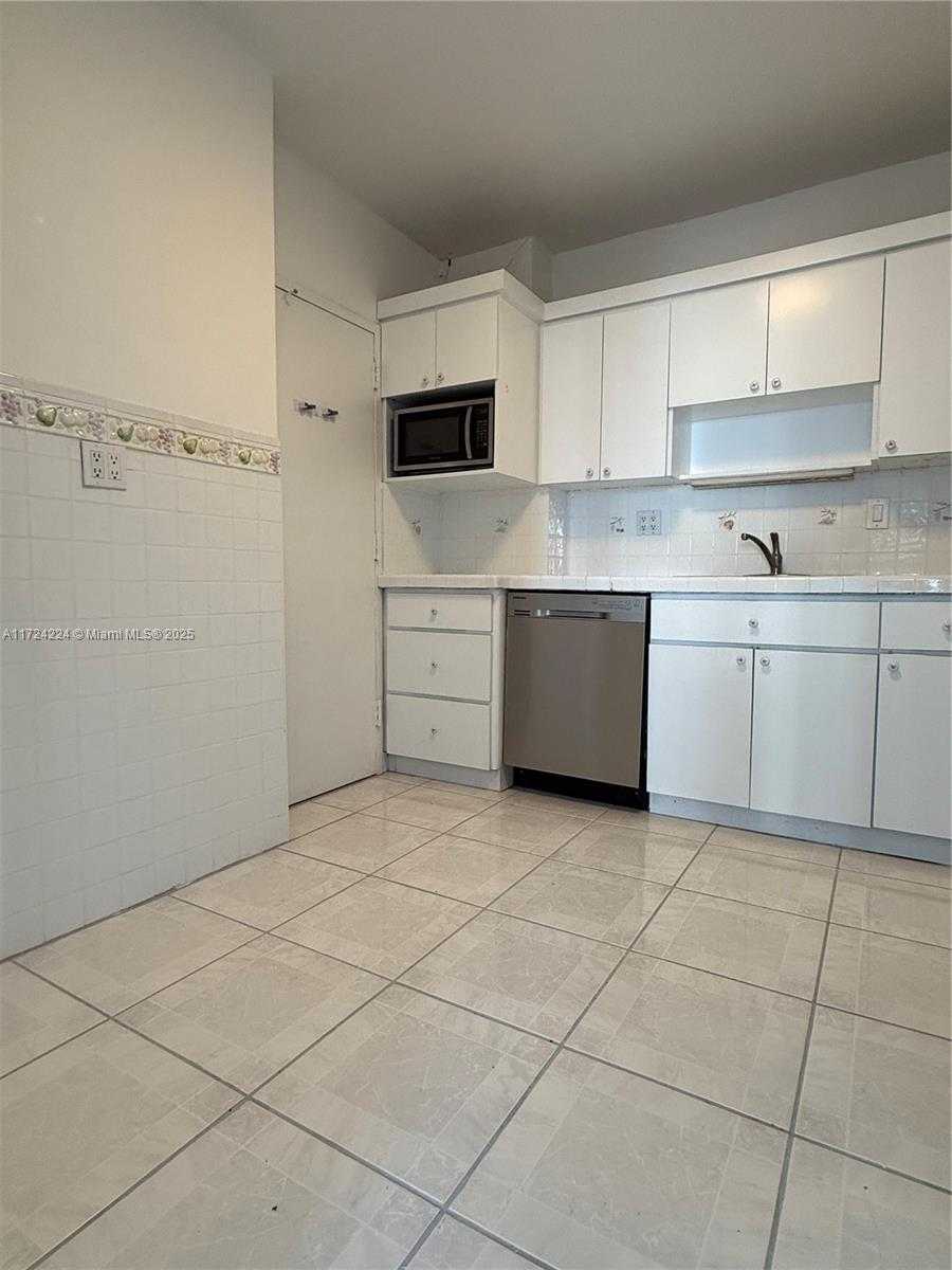 Small Image of 500 BAYVIEW DR #1031, Sunny Isles Beach Number 15