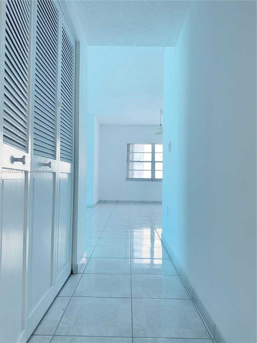 Small Image of 500 BAYVIEW DR #1031, Sunny Isles Beach Number 18