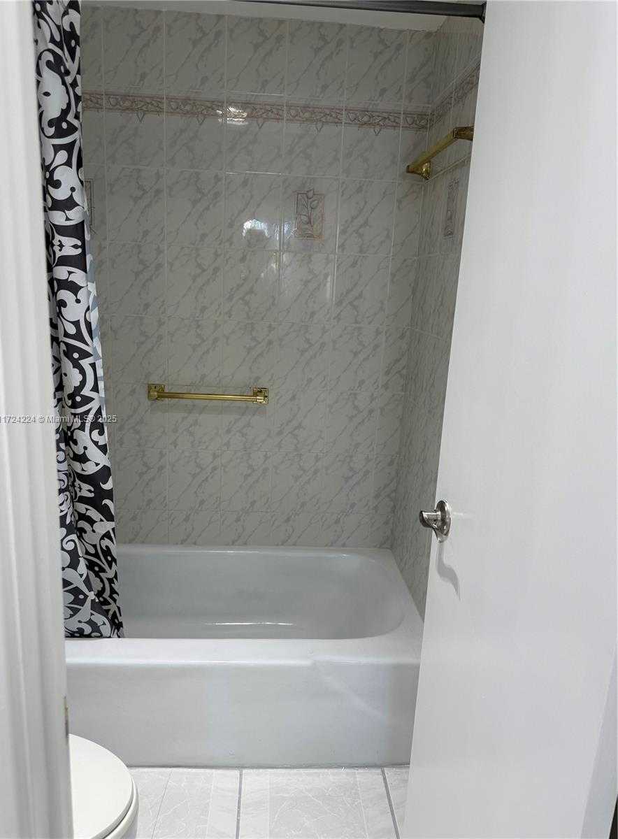 Small Image of 500 BAYVIEW DR #1031, Sunny Isles Beach Number 19
