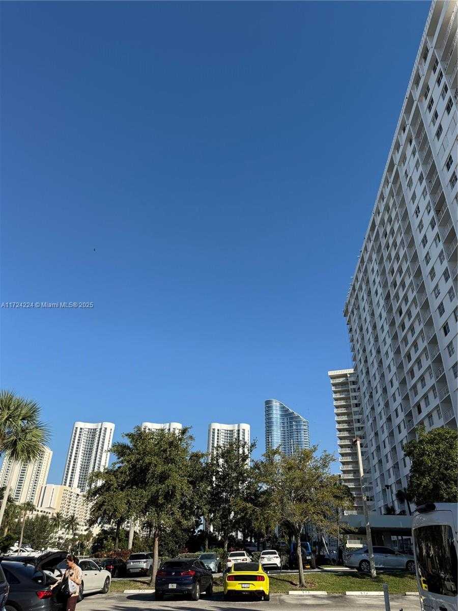 Small Image of 500 BAYVIEW DR #1031, Sunny Isles Beach Number 2