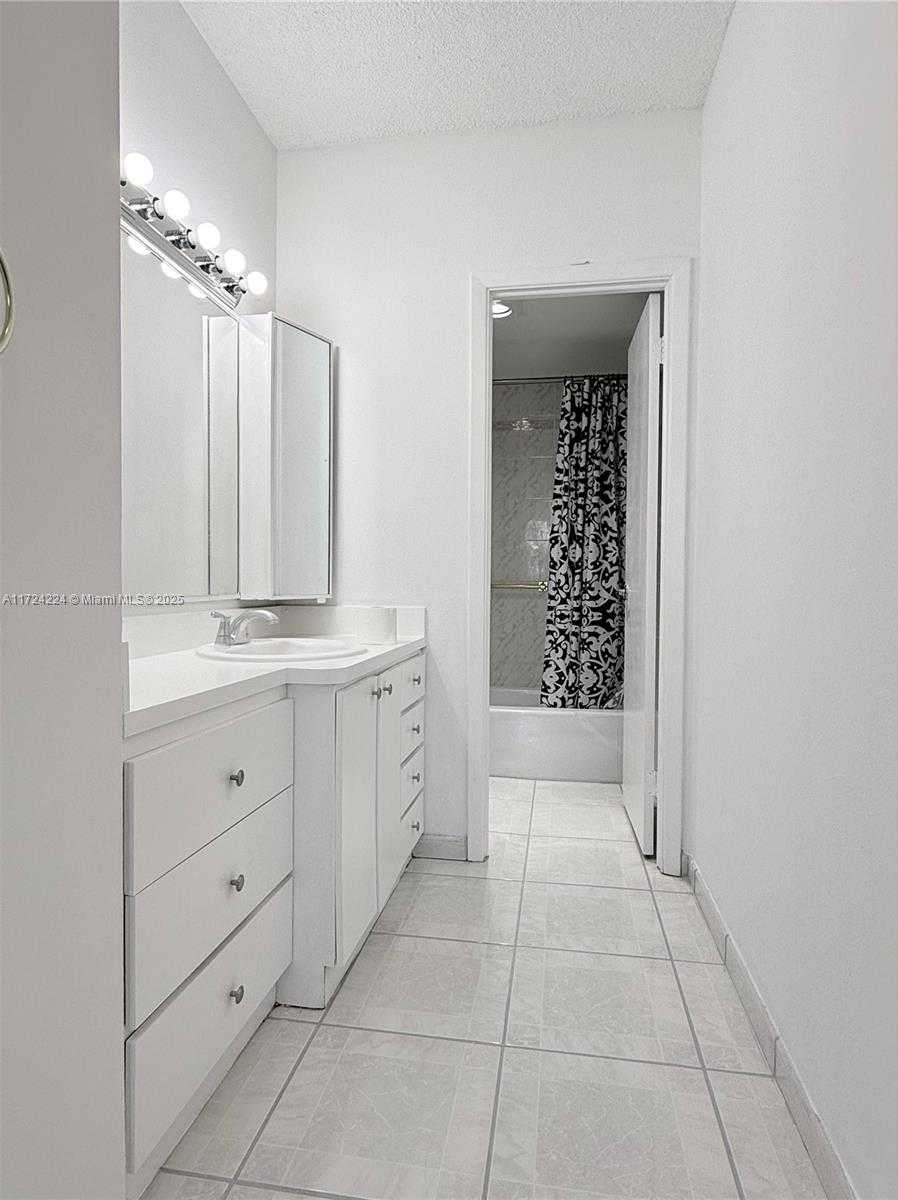 Small Image of 500 BAYVIEW DR #1031, Sunny Isles Beach Number 20