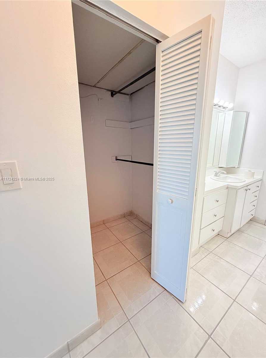 Small Image of 500 BAYVIEW DR #1031, Sunny Isles Beach Number 21