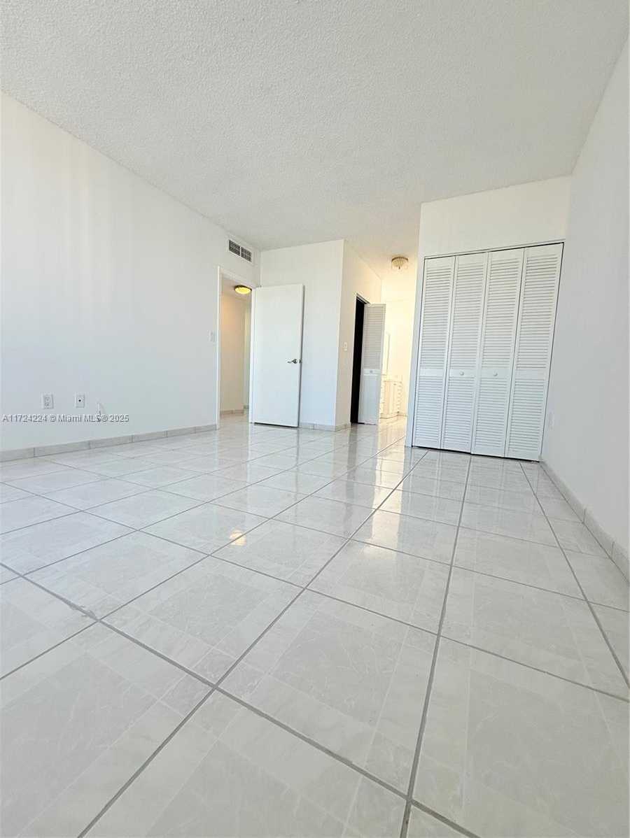Small Image of 500 BAYVIEW DR #1031, Sunny Isles Beach Number 22
